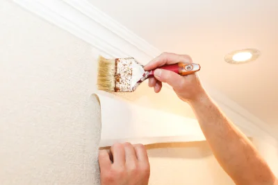 Pose de papier peint à Pouligney-Lusans — revêtements muraux et toiles de verre